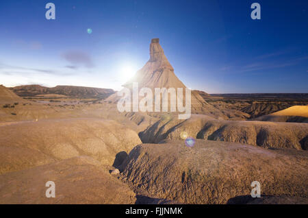 Alien Planet von einem Oberfläche einen weißen Stern umkreist. Schöner Sonnenuntergang Effekt mit Leuchten Lichter. Fantasielandschaft. Stockfoto
