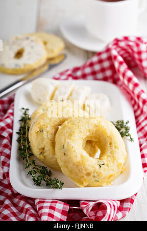 Herzhafte Käse-Krapfen mit Thymian Stockfoto