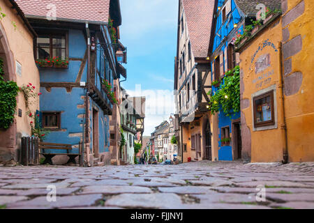 Typische Straßenansicht in Riquewihr, Elsass, Haut-Rhin, Frankreich, Europa Stockfoto