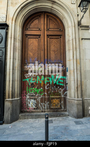 Graffiti auf hölzerne Tür im gotischen Viertel (Barri Gotic oder El Gotico), Bezirk Ciutat Vella in Barcelona, Spanien Stockfoto