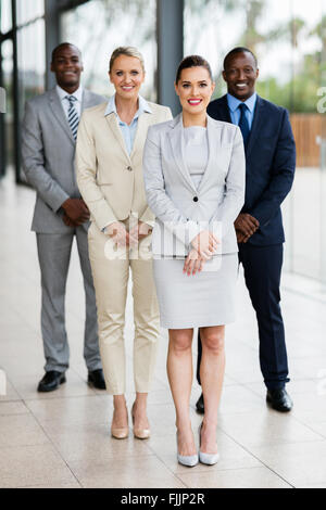 Gruppe von erfolgreichen Geschäftsleuten im modernen Büro Stockfoto