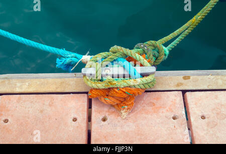 Seilen an einem dock Stockfoto