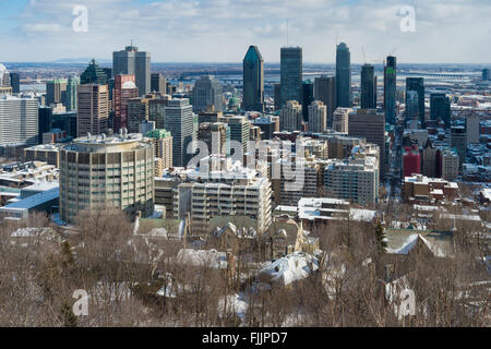Skyline von Montreal von Kondiaronk Belvedere / Mont-Royal im Winter Stockfoto