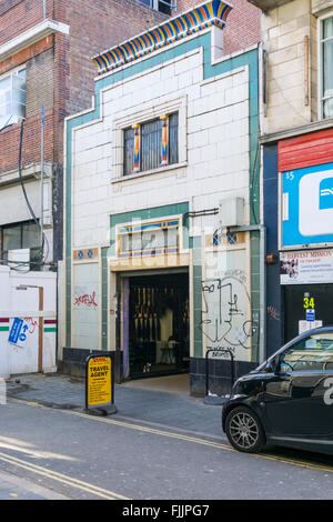 Die ägyptischen Stil Art-deco-Eingang in die Klasse II aufgeführten Reliance Arcade in Brixton, Südlondon. Stockfoto