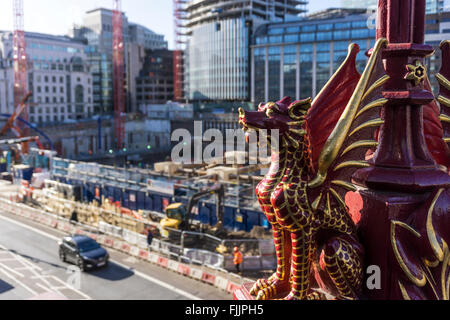 Drache auf Holborn Viaduct in der City of London mit Entwicklungs-Site des neuen Goldman Sachs HQ im Hintergrund. Stockfoto