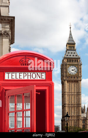 Traditionelle rote Telefonzelle mit Big Ben im Hintergrund unscharf. Stockfoto