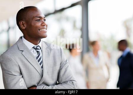 junge afrikanische männlichen corporate Arbeitnehmer Tagträumen im Büro Stockfoto