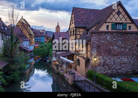 Gebäude und Kanal von Klein-Venedig (Petit Venise), Colmar, Elsass, Frankreich Stockfoto