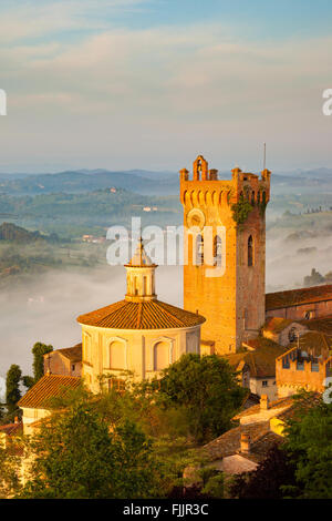 Misty Sonnenaufgang über Kathedrale Santa Maria Assunta e di San Genesio und mittelalterliche Stadt San Miniato, Toskana, Italien Stockfoto