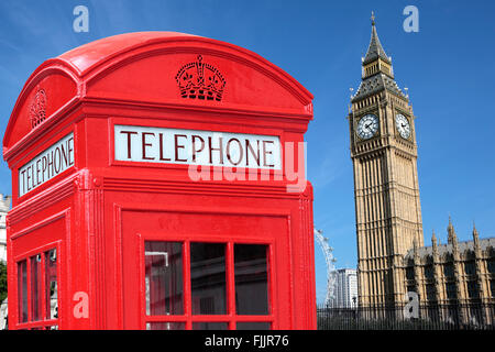 London traditionelle rote Telefonzelle mit Big Ben im Hintergrund. Stockfoto