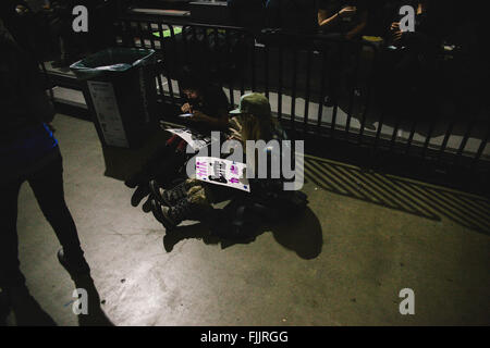 Lansing, Michigan, USA. 2. März 2016. Bernie Sanders Unterstützer post Selifes während des Wartens auf die Bernie Sanders-Rallye im Breslin Center in Lansing Michigan 2. März 2016 starten / © © / ZUMA Draht/Alamy Live News Stockfoto