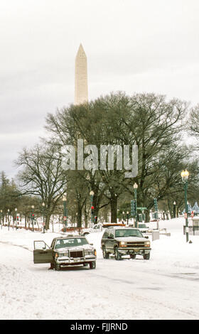 Washington, DC, USA, 8. Januar 1996 The Blizzard 1996 war eine schwere Nor'easter, die Ostküste der USA mit bis zu 4 Füße windbetriebene Schnee vom 6. Januar bis 8. Januar 1996 gelähmt.  Verkehr in der Nähe des Washington Monument in der Schneesturm. Bildnachweis: Mark Reinstein Stockfoto