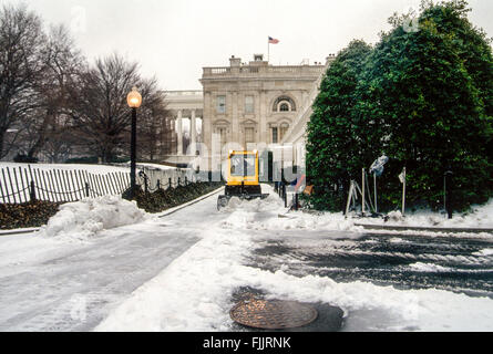 Washington, DC, USA, 8. Januar 1996 The Blizzard 1996 war eine schwere Nor'easter, die Ostküste der USA mit bis zu 4 Füße windbetriebene Schnee vom 6. Januar bis 8. Januar 1996 gelähmt. Es ist eine von nur zwei Schneestürme, das Top-Rating von 5 oder "Extreme", im Nordosten Schneefall Auswirkungen Maßstab zu erhalten. Reinigung der Gehwege und Einfahrten um das Weiße Haus nach dem Blizzard Schneepflüge. Bildnachweis: Mark Reinstein Stockfoto