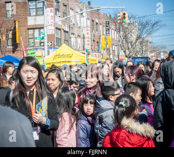 Tausende von Menschen auf der Eighth Avenue im Stadtteil Sunset Park in Brooklyn in New York am Sonntag, 28. Februar 2016 beim Laternenfest Straßenfest. Sunset Park in Brooklyn Chinatown geworden chinesische und andere asiatische Gruppen umgezogen haben und Unternehmen haben gekeimt ihnen gerecht zu werden. (© Richard B. Levine) Stockfoto