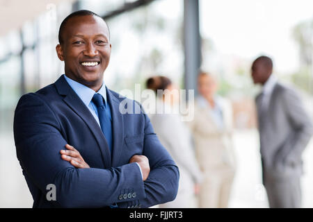 Porträt des erfolgreichen afrikanischen Büroangestellte mit verschränkten Armen Stockfoto