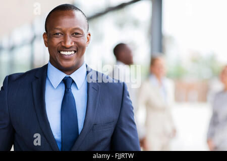 intelligente afrikanische amerikanische Geschäftsmann im modernen Büro Stockfoto