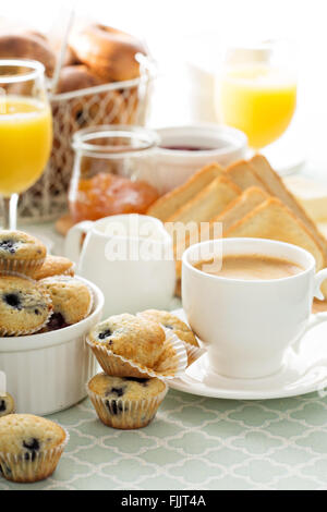 Frisch und hell kontinentales Frühstückstisch Stockfoto