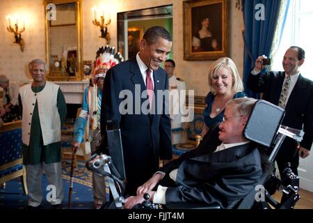 US-Präsident Barack Obama spricht mit Prof. Stephen Hawking vor einer Zeremonie präsentiert ihn und 15 weitere Personen die Presidential Medal Of Freedom in the Blue Room des weißen Hauses 12. August 2009 in Washington, DC. Die Medal Of Freedom ist höchste zivile Auszeichnung des Landes. Stockfoto