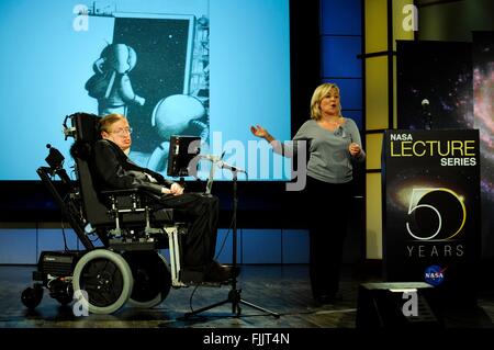 Lucy Hawking bespricht Raum Ausbildung bei ihrem Vater, Dr. Stephen Hawking, Professor für Mathematik an der University of Cambridge, während einer Vorlesung zu Ehren NASAs 50. Jahrestag an der George Washington University Morton Auditorium 21. April 2008 in Washington, DC. Stockfoto