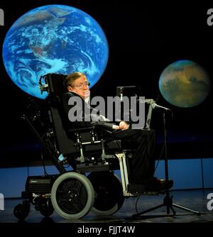 Dr. Stephen Hawking, Professor für Mathematik an der University of Cambridge, liefert eine Rede mit dem Titel warum wir in den Raum während einer Vorlesung zu Ehren NASAs gehen sollte 50. Jahrestag an der George Washington University Morton Auditorium 21. April 2008 in Washington, DC. Stockfoto