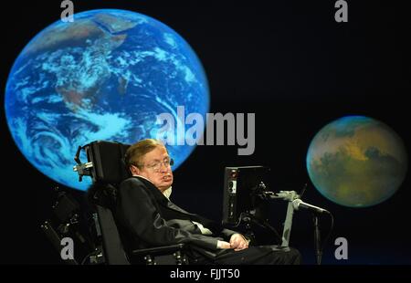 Dr. Stephen Hawking, Professor für Mathematik an der University of Cambridge, liefert eine Rede mit dem Titel warum wir in den Raum während einer Vorlesung zu Ehren NASAs gehen sollte 50. Jahrestag an der George Washington University Morton Auditorium 21. April 2008 in Washington, DC. Stockfoto