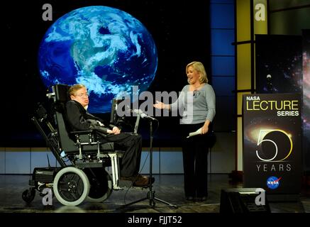 Lucy Hawking bespricht Raum Ausbildung bei ihrem Vater, Dr. Stephen Hawking, Professor für Mathematik an der University of Cambridge, während einer Vorlesung zu Ehren NASAs 50. Jahrestag an der George Washington University Morton Auditorium 21. April 2008 in Washington, DC. Stockfoto