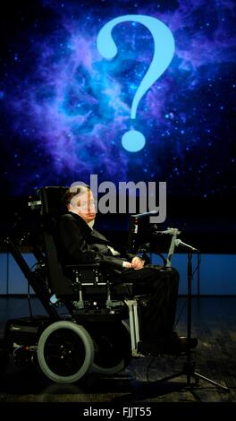 Dr. Stephen Hawking, Professor für Mathematik an der University of Cambridge, während einer Vorlesung zu Ehren NASAs 50. Jahrestag an der George Washington University Morton Auditorium 21. April 2008 in Washington, DC. Stockfoto