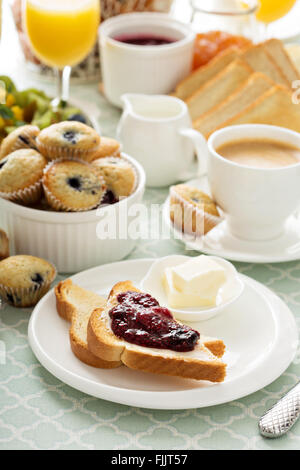 Frisch und hell kontinentales Frühstückstisch Stockfoto