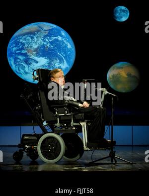 Dr. Stephen Hawking, Professor für Mathematik an der University of Cambridge, liefert eine Rede mit dem Titel warum wir in den Raum während einer Vorlesung zu Ehren NASAs gehen sollte 50. Jahrestag an der George Washington University Morton Auditorium 21. April 2008 in Washington, DC. Stockfoto