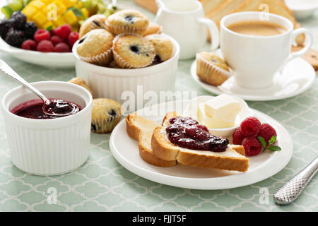 Frisch und hell kontinentales Frühstückstisch Stockfoto