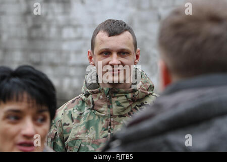 Kiew, Ukraine. 2. März 2016. Die Leiter der zivilen Korps, Asow-Krim, Stanislav Krasnov ist mit Folter Marken gesehen, wie er auf die Gerichtsverhandlung erscheint, als Richter für vorgerichtliche Einschränkungen entscheidet. Die Sluzhba Bespeky Ukrayiny (SBU) oder den Sicherheitsdienst der Ukraine beschuldigt ihn der Spionage für Russland des föderalen Sicherheitsdienstes. © Sergii Kharchenko/Pacific Press/Alamy Live-Nachrichten Stockfoto