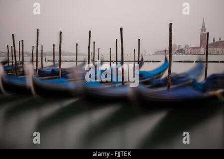 Venedig, Italien. Gondeln vor Anker in der Nähe von Markusplatz (Piazza San Marco) mit St. George Island und Kirche im Hintergrund. Stockfoto