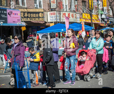 Tausende von Menschen auf der Eighth Avenue im Stadtteil Sunset Park in Brooklyn in New York am Sonntag, 28. Februar 2016 beim Laternenfest Straßenfest. Sunset Park in Brooklyn Chinatown geworden chinesische und andere asiatische Gruppen umgezogen haben und Unternehmen haben gekeimt ihnen gerecht zu werden. (© Richard B. Levine) Stockfoto