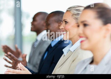 Gruppe von multikulturellen Business-Leute applaudieren Stockfoto