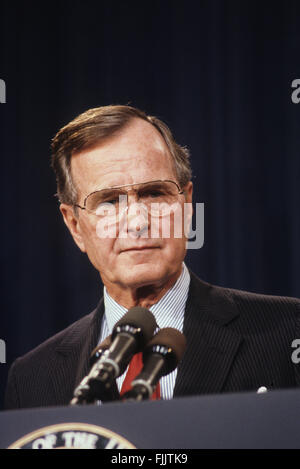 Washington, DC, USA, 7. Dezember 1988 Vizepräsident George H.W. Bush hält Rede am Pearl Harbor Kriegsveteranen. Bildnachweis: Mark Reinstein Stockfoto