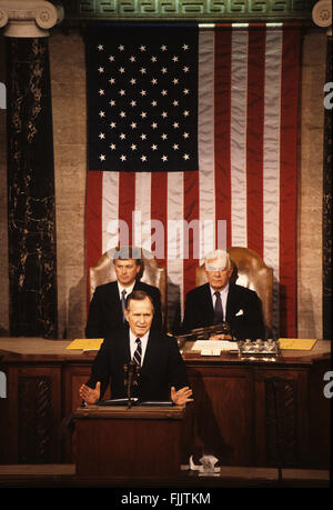 Washington, DC, USA, 31. Januar 1990 Präsident George H.W. Bush liefert seine Rede zur Lage der Union an der 101. US-Kongress. Präsident Bush sprach über die Veränderungen in der Welt im letzten Jahr: die Wiederherstellung der Demokratie nach Panama, die Befreiung von Polen und der Tschechoslowakei von kommunistischen Kontrolle und dem Fall der Berliner Mauer. Er sprach auch über geplante Bildungspolitik und die US-Wirtschaft und steuern. Hinter ihm sitzt Lautsprecher des Hauses Thomas Foley und Vizepräsident Dan Quayle Credit: Mark Reinstein Stockfoto