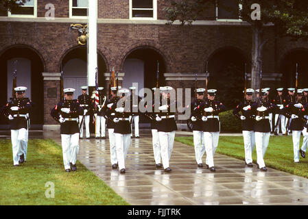 Washington, DC, USA, 4. Juli 1989 US Marine Corps Gewehr Drill Team führt während der jährlichen Juli 4. Veranstaltungen im Haus des Kommandanten des Korps am 8. und ich st. SW.  Bildnachweis: Mark Reinstein Stockfoto