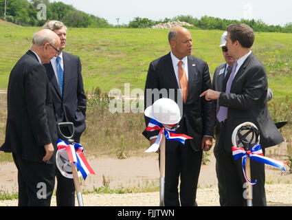 Manhattan, Kansas, USA, 27. Mai 2015 L-R) Senator Pat Roberts(R-KS) Secretary Of Agriculture Tom Vilsack, Sekretärin der Abteilung der Homeland Security Jeh Johnson, Präsident der K-State Kirk Schulz und Gouverneur von Kansas Sam Brownback (R) miteinander sprechen nach dem offiziellen Spatenstich heute.  Bildnachweis: Mark Reinstein Stockfoto