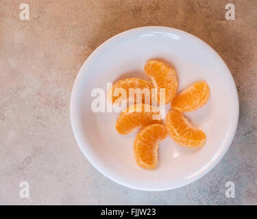 Mandarin Orange Scheiben in einer weißen Schüssel von oben. Stockfoto