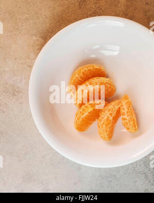 Mandarin Orange Scheiben in einer weißen Schüssel von oben. Stockfoto