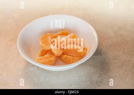 Mandarin Orange Scheiben in einer weißen Schüssel aufgetürmt. Stockfoto