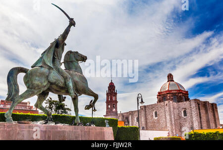 Allgemeine Ignacio Allende Statue Plaza Civica San Miguel de Allende Mexiko. Der Kirche Iglesia De Nuestra Senora De La Salud allgemeine w Stockfoto