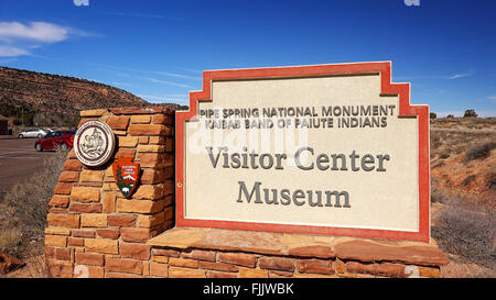 Besucherzentrum und Museum Schild am Eingang zum Pipe Spring National Monument Stockfoto