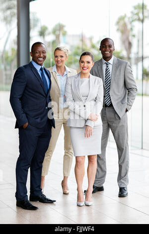 Gruppe von multirassische Geschäftsleute stehen zusammen im Büro Stockfoto