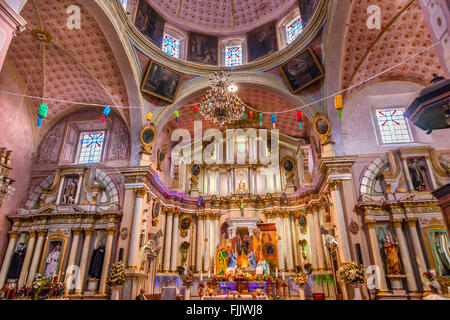 Basilika Altar Weihnachten Dekorationen Templo Del Oratorio De San Felipe Neri Kirche Fassade San Miguel de Allende, Mexiko. Stockfoto