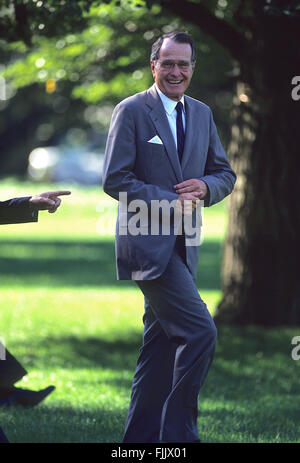 Washington, DC, USA, geht 1990 Präsident George H.W. Bush durch South Lawn im Weißen Haus. Bildnachweis: Mark Reinstein Stockfoto