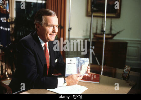 Washington, DC., 5. September 1989 Präsident George H.W. Bush hält eine Tasche von Crack-Kokain während seiner ersten Ansprache an die Nation aus dem Oval Office. "Dies ist Crack-Kokain, es war vor ein paar Tagen in einem Park auf der anderen Straßenseite aus dem weißen Haus ergriff", sagte er zeigt, wie der Drogenhandel auch die Nachbarschaft des Präsidenten ausgebreitet hatte. Die drei Unzen von Crack wurden für $2.400 von DEA-Agenten von einem Drogendealer gekauft, die sie nach Lafayette Park auf der gegenüberliegenden Straßenseite aus dem weißen Haus gelockt.  Bildnachweis: Mark Reinstein Stockfoto