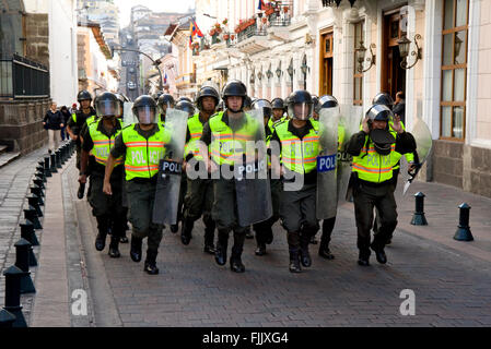 Bereitschaftspolizei auf Ladung in Quito, Ecuador Stockfoto