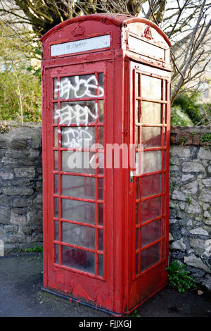 BT-rote Telefonzelle, ungepflegt und mit tagging in Bristol, Großbritannien Stockfoto