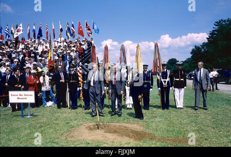 Washington, DC, USA, 14. Juni 1992 Präsident George H.W. Bush Wellen an die Menge der Soldaten versammelt, um ihn und Marine Corps Generäle Paul X. Kelly und Raymond Davis die ersten Schaufeln von Schmutz beim ersten Spatenstich bei der Einweihung des Korean War Memorial Graben zu sehen. Allgemeine Kelly ist ein ehemaliger Kommandant des Marinekorps und der Vorsitzende der American Battle Monuments Commission. General Davis ist ein Empfänger von Medal Of Honor. Die Medaille erhielt er für seine Handlungen während der Schlacht um das Chosin-Reservoir 1. Dezember 1950. Bildnachweis: Mark Reinstein Stockfoto